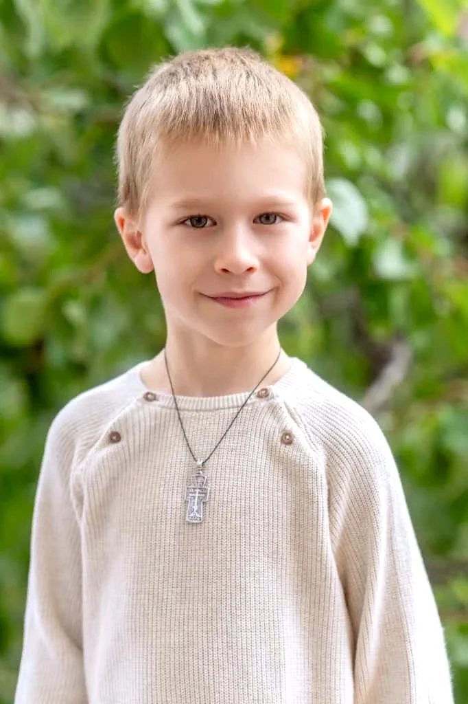 Cum își poartă crucea un copil de cinci ani